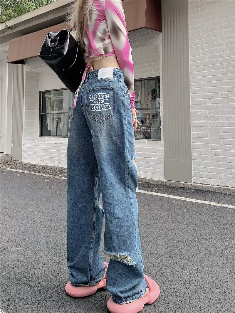 Jeans 2023, jeans remain a quintessential component of global fashion. This enduring garment has evolved significantly since its creation over a century ago