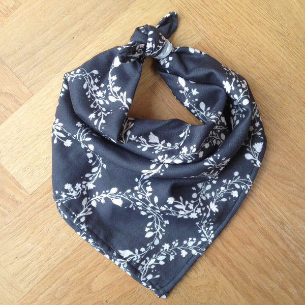 how to wear a square scarf
