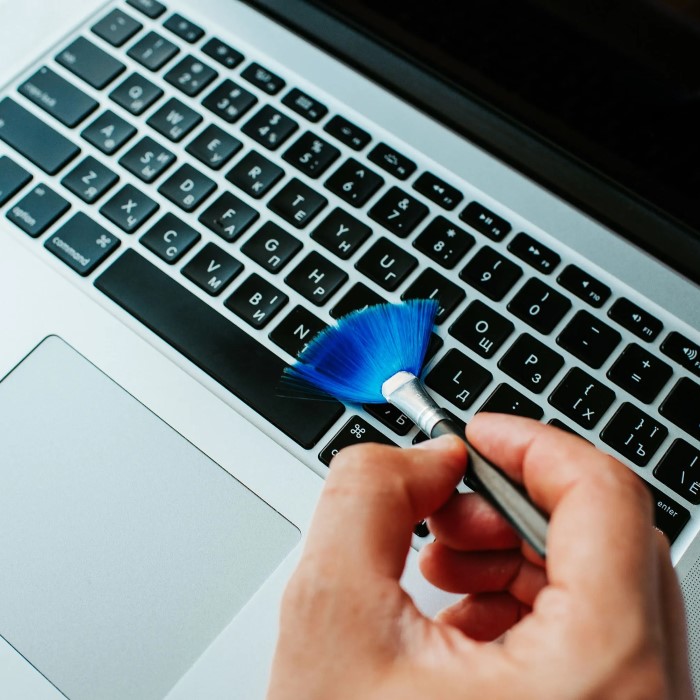 how to clean laptop keyboard