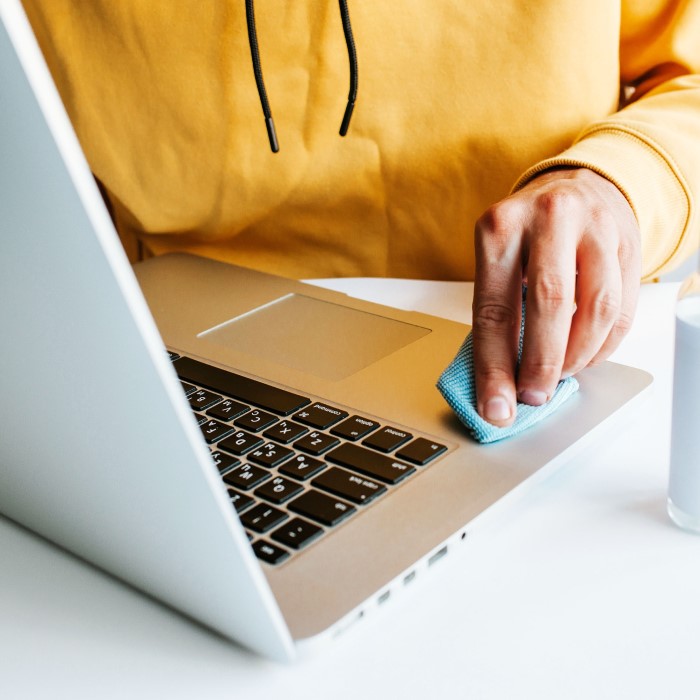 how to clean laptop keyboard