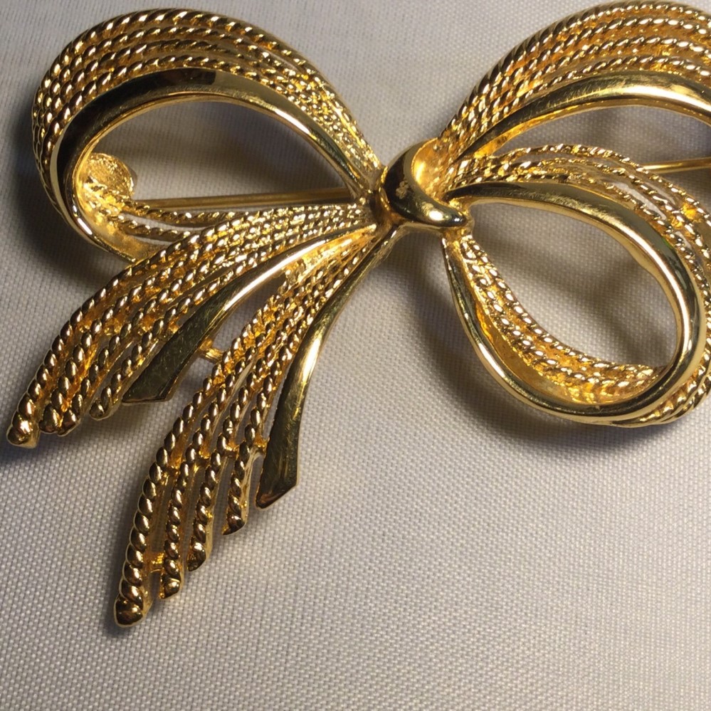 bow brooch