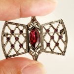 what is a brooch