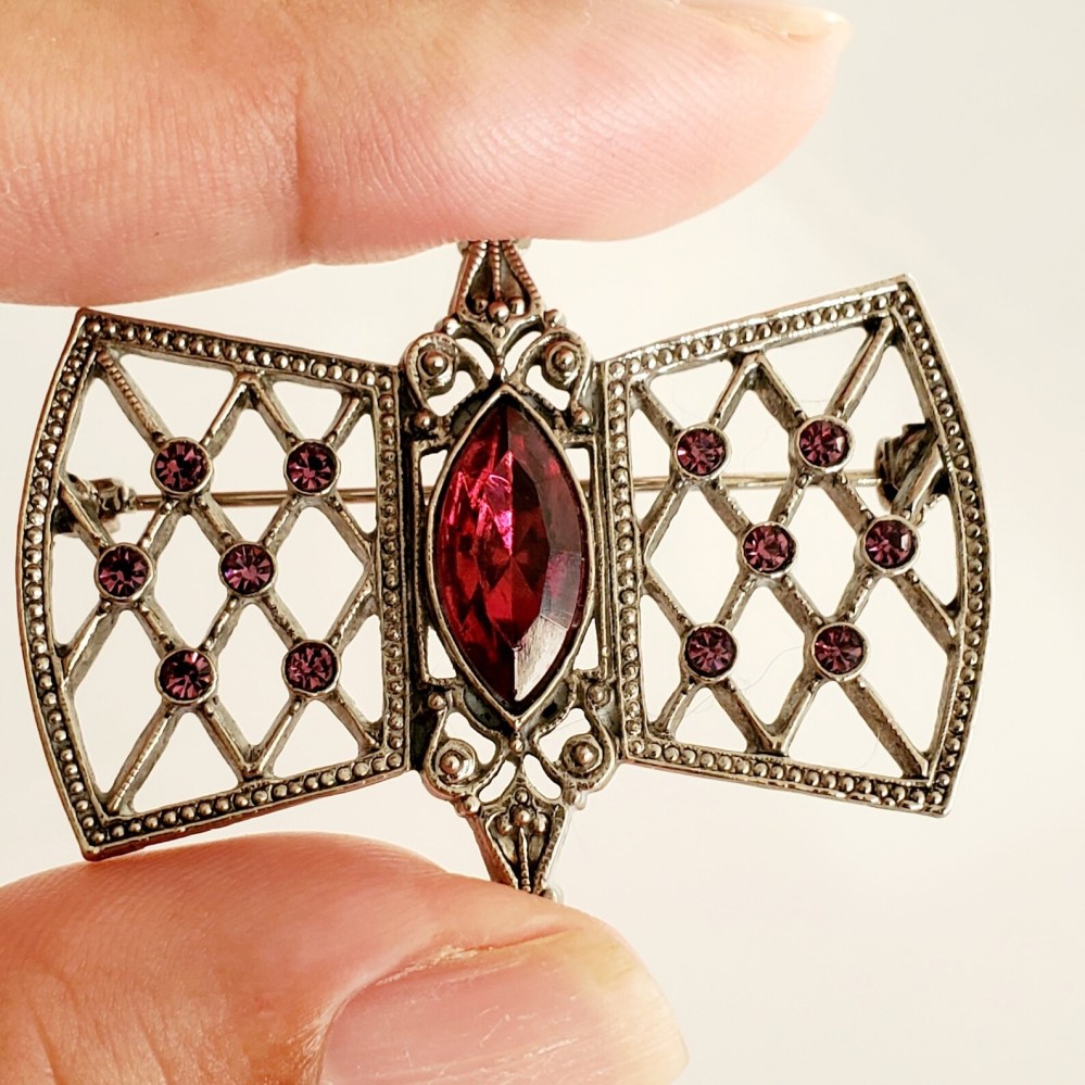 what is a brooch